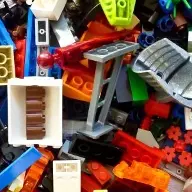 Een stapel gebruikte lego's in veel verschillende kleuren, zelfs doorzichtig